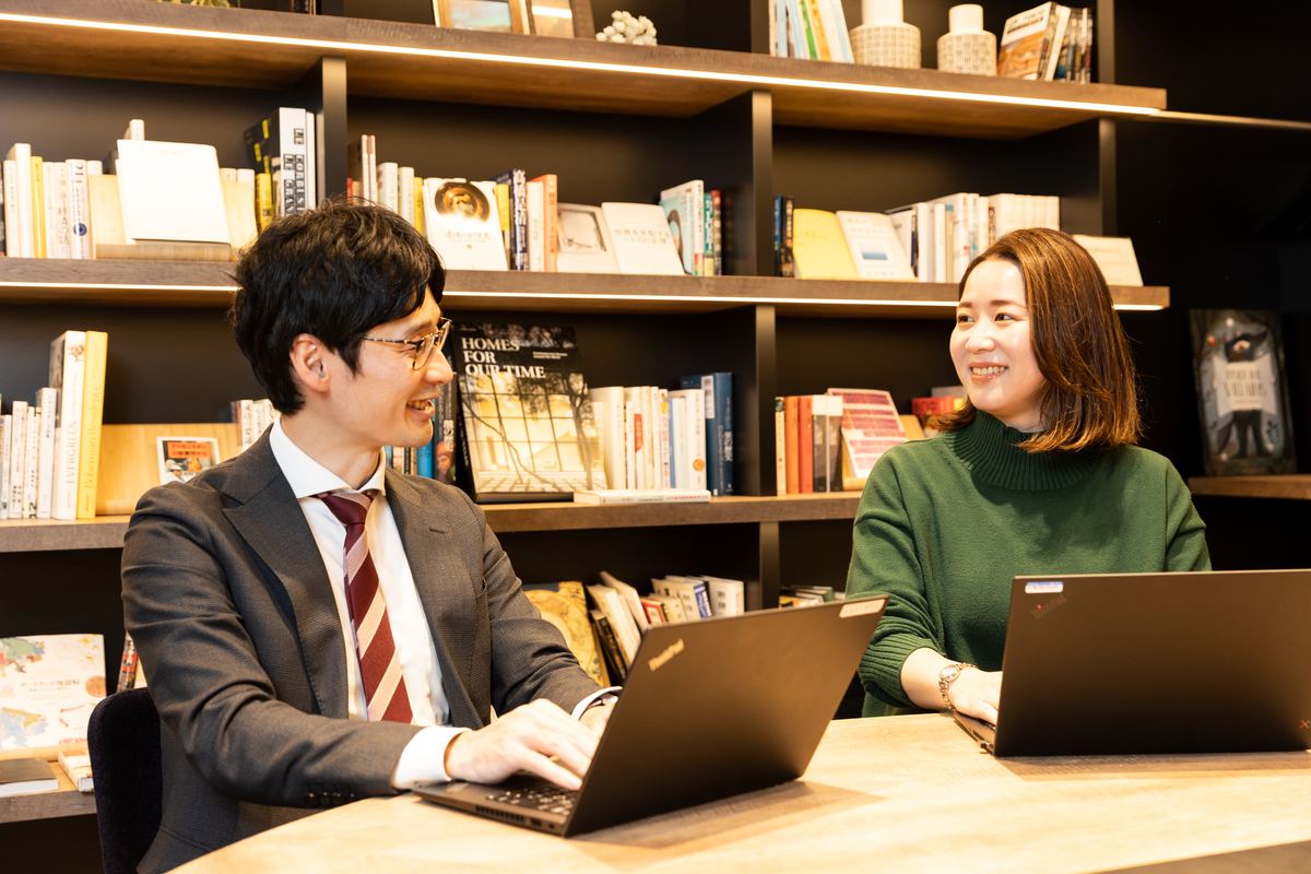 チームで議論するメンバー